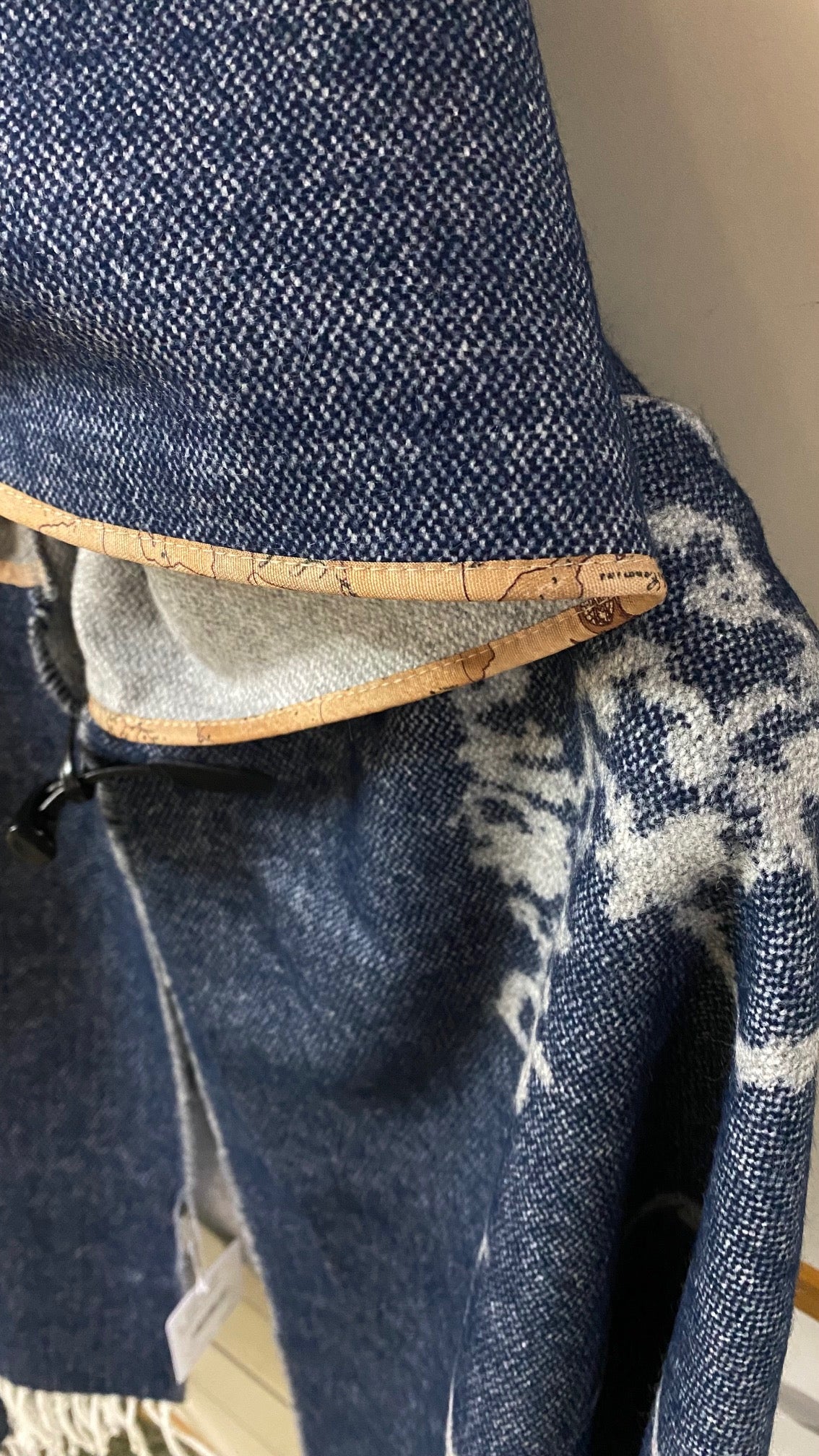 Mantella con cappuccio e profili geo 75 x 180 cm - Alviero Martini Prima Classe