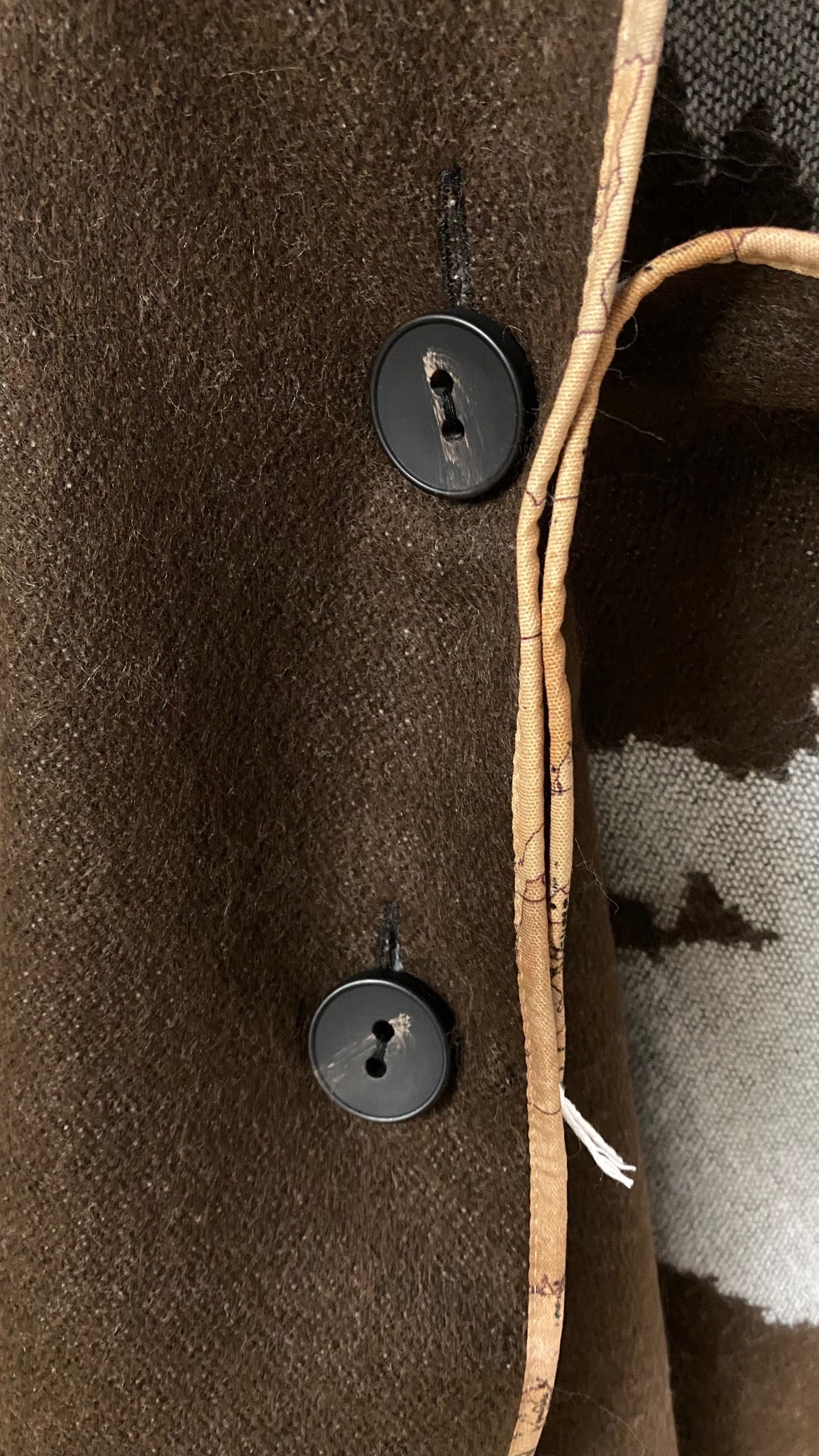 Mantella sciarpone con bottoni e profili geo 80 x 150 cm - Alviero Martini Prima Classe