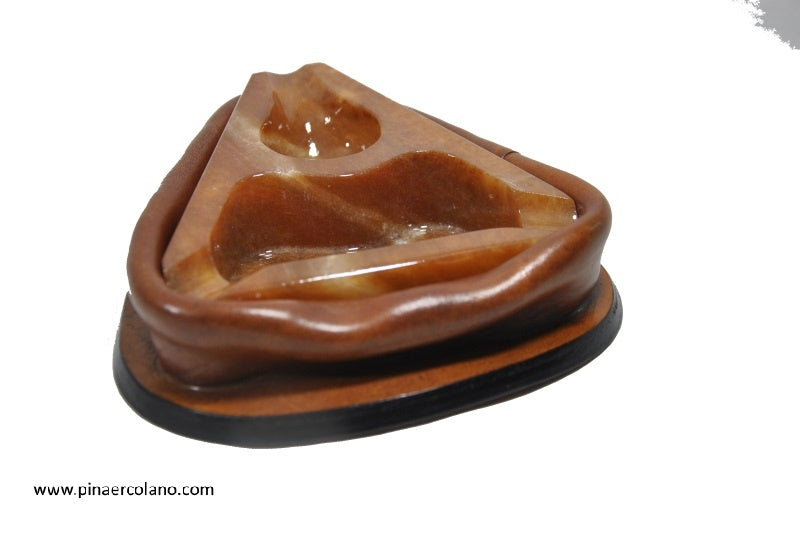 Posacenere a forma triangolare per pipa - in onice con base di supporto in cuoio massello