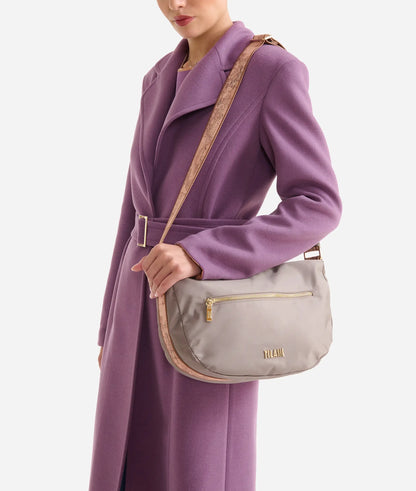 Tracolla a mezzaluna grande in nylon riciclato - Stormy Nylon - Alviero Martini Prima Classe